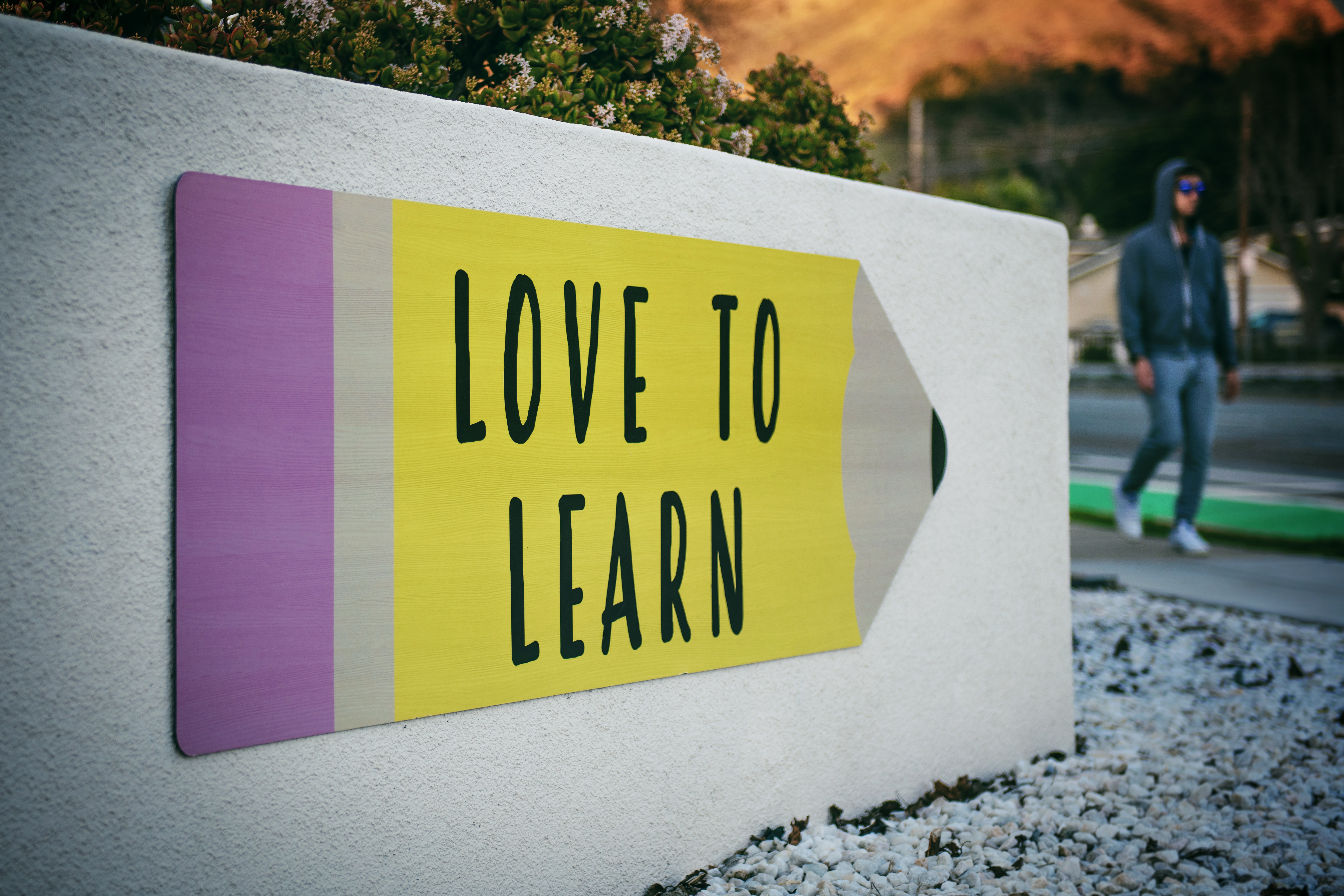 A picture of a sign that reads "love to learn"
